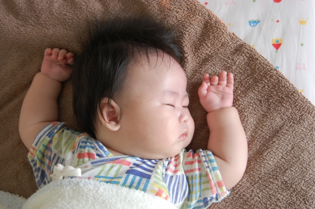 赤ちゃんのムチムチな体のイメージ